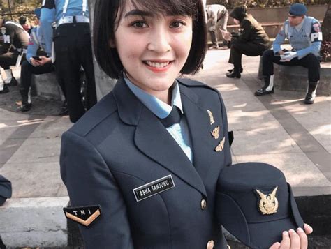 Ada beberapa jenis caption, ada caption romantis, caption wanita muslimah, caption sahabat 6. Ini 10 Potret Asha Ramadia, Prajurit Cantik TNI AU yang ...