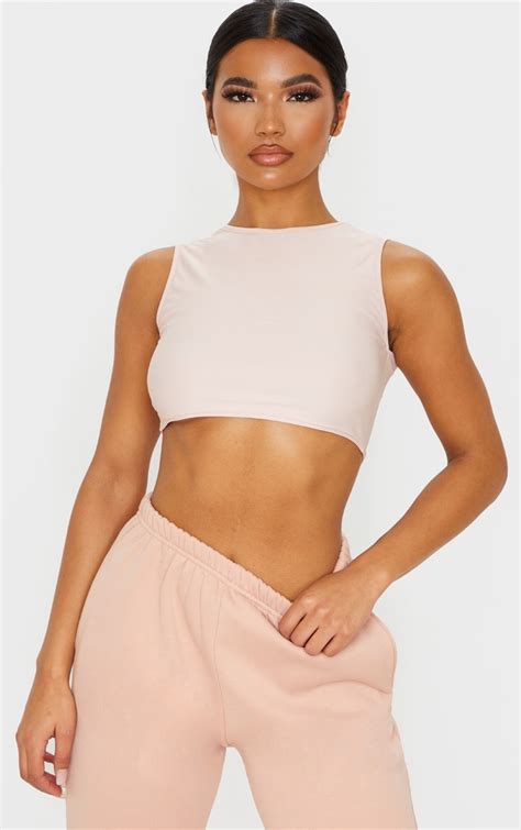 Crop top nude slinky stretch à col haut PrettyLittleThing FR