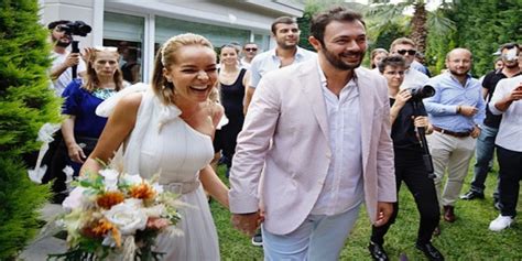 Instagram' dan başlayan ilişkinin detaylarını ünlü sanatçı eys show'da aktardı. Selim Selimoğlu kimdir ne iş yapıyor İşte Bengü'nün eşi