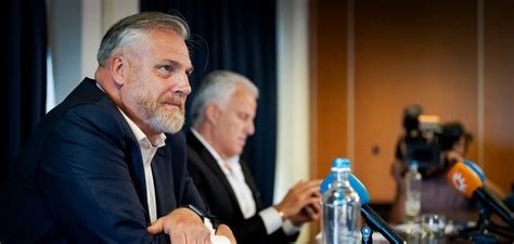 Een extra live uitzending over de schietpartij in amsterdam waarbij peter r. Advocaat Peter Schouten in veiligheid gebracht na aanslag ...