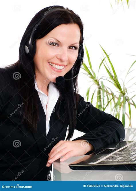 Mujer Sonriente Con El Auricular En Oficina Foto De Archivo Imagen De