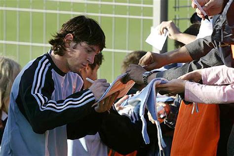 Messi firma autógrafos a los aficionados tras una sesión preparatoria