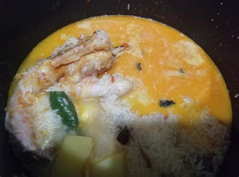 Dalam periuk noxxa, letakkan 2 ekor kerangka ayam yang dah dibersihkan, letakkan air basuh beras nasi dagang sehingga bersih 2. Cara Masak Resepi Nasi Briyani Ayam Simple Langkah Demi ...