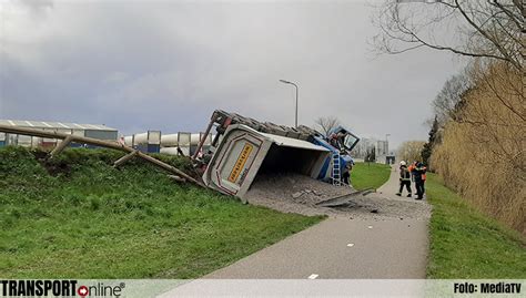 Fotoalbum vlatrex transport vlaardingen | transport history. Vrachtwagen kantelt van dijk af in Nieuwerkerk aan den ...