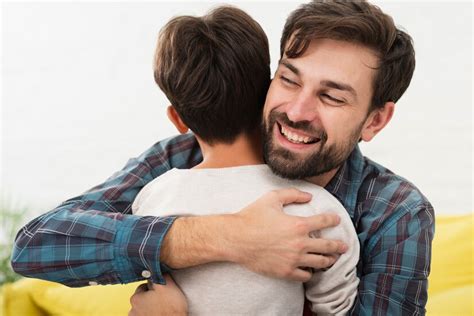 Apuesto Padre Abrazando A Su Hijo Foto Gratis