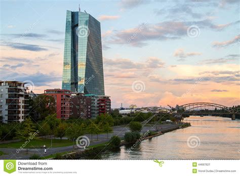 Le banche centrali sono istituti indipendenti che gestiscono la politica monetaria dei paesi o di aree economiche con una moneta unica agendo principalmente sull'offerta monetaria. Costruzione Del ECB Della Banca Centrale Europea Nuova ...