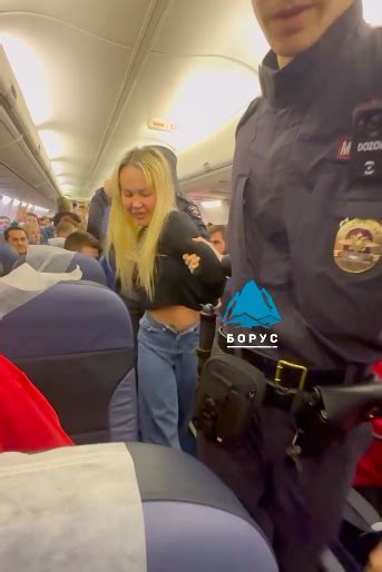 Жительница Сочи устроила дебош на борту самолета в Красноярске и попала на видео — Новости