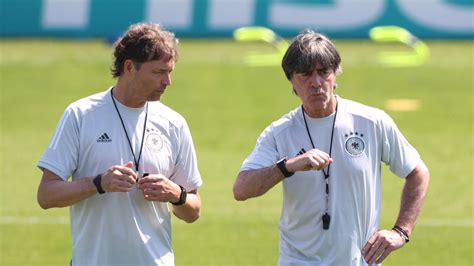 Bundestrainer joachim löw foppt thomas müller vom fc bayern. EM 2021: So kommt Deutschland ins Achtelfinale | Goal.com