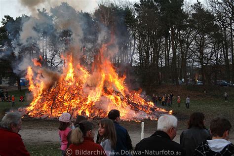 Jedes jahr stellt sich die frage: Osterfeuer Bild am Osternsamstag, Familien beim Dorffest ...