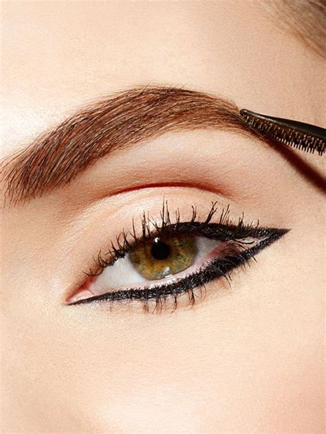 How can i learn to apply eyeliner well without depending on my vision? Learn how to apply eyeliner on top and bottom lids and fill in eyebrows for a bold eye makeup ...