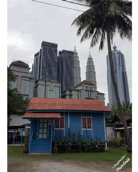 Semua yang sewa sini, tak pernah lebih dari sebulan. Rumah Biru Kampung Baru. Nak Datang Bergambar Jangan Lupa ...