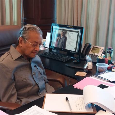 Dr mahathir telah bergiat aktif dalam politik sejak 1945 yang mana beliau mengambil bahagian dalam kempen menentang malayan union. Rai Hari Lahir Ke 93 Dalam 100 Hari Pemerintahan, Ini ...