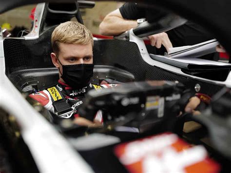 El hijo del 7 veces campeón del mundo de f1, michael schumacher, se estrenó al volante de un haas de 2020 en los. Mick Schumacher to make F1 debut in FP1 in Abu Dhabi | F1 ...