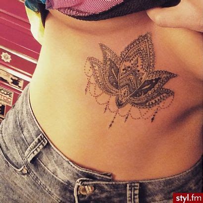 Tatua Pod Biustem Wietne Wzory Z Waszych Galerii Tattoos Flower Tattoo Tattoos And Piercings