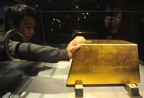 A Visitor Touches The Worlds Largest Solid Gold Brick Weighing 220kg