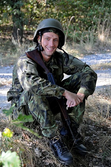 Veselý, bir toplantıda kişisel rekorunu beş metreden fazla geliştirdi. Synek pod tankem, Dostál se samopalem. Tak se tužili ...