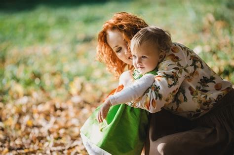 La Madre Abrazando A Su Hija Foto Gratis