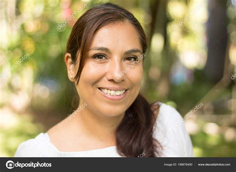 Retrato Mujer Madura Latina Sonriendo Fotograf A De Stock Marioedgarc Depositphotos