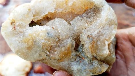 Temuan Viral Penemuan Bongkahan Batu Kuarsa Mengkristal Berburu Kuarsa Kristal Youtube