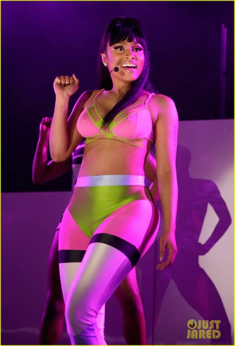 Nicki Minaj Shows Off Killer Curves In Neon Spandex Photo 3382337
