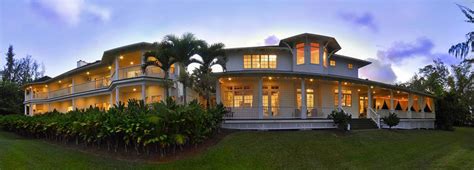 From the outside, the inn on the cliff doesn't appear to be extraordinary. The Palms Cliff House Inn | Big Island Guide
