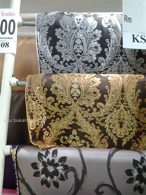 Dipakai dan di fungsikan sebagai kain, dan juga di lengkapi dengan ulos pinunca yang di sandang dengan perlengkapan adat batak sebagai panjoloani (mendahului di depan). aku bukan bidadari: Rumah baru :: mencari langsir