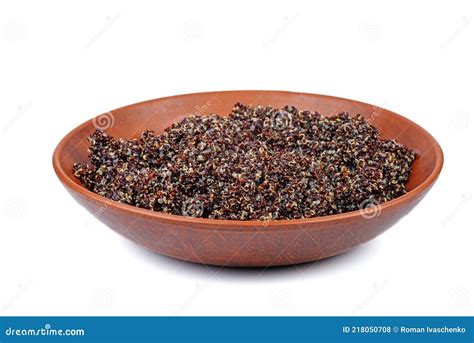 Quinoa Preta Cozida Em Tigela De Barro Isolada Num Branco Foto De Stock