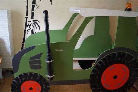 Kein problem, lass dich von diesen anleitungen bist du handwerklich begabt, kannst du deinen kindern in wenigen schritten ein komplettes bett selber bauen. Traktor Kinderbett Bauanleitung Zum Selber Bauen Kinderzimmer In von Kinderbett Selber Bauen ...