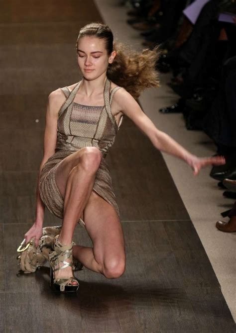 Slideshow Clumsy Models Stumbling Around On The Runway