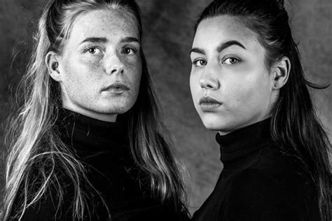 Studio Portrait Of Two Young Woman I 2020 Med Bilder