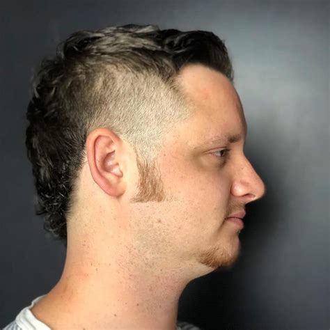 A mullet haircut is having the golden hour and you should not miss the chance to hop on the trend. 44+ Mullet Haircuts That Are Awesome: Super Cool + Modern ...