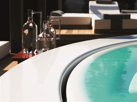 The large band around the edge blends with the surface of the water. MINIPOOL | Minipiscina rotonda By Kos by Zucchetti design ...