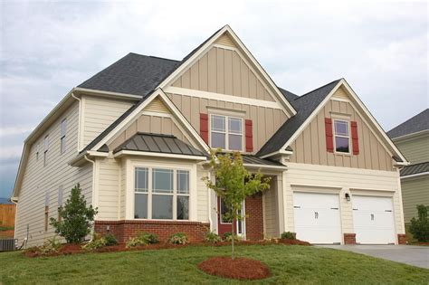 Последние твиты от james hardie (@james_hardie). Navajo Beige & Cobblestone Siding with Red Accents in 2021 ...