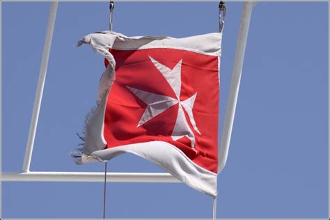 Die flagge besteht aus zwei gleich großen vertikalen streifen: Malta, Handelsflagge. Die Flagge weht auf dem Fährschiff ...