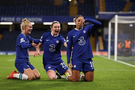 Lauren James Double Helps Chelsea Beat Psg To Top Champions League Group The Independent