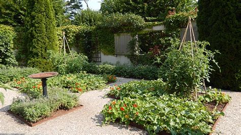Ina garten is selling her new york city apartment ina garten just revealed why she never had kids jessica leigh mattern web editor jessica leigh mattern is a web editor and writer who covers home, holiday, diy, crafts, travel, and more lifestyle topics. Ina Garten Welcomes Guests To Her Home For A Hamptons ...