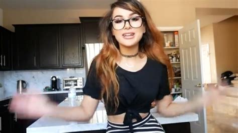 Pin By 𝚏𝚒𝚊𝚜𝚊𝚠𝚋𝚕𝚞𝚎 On °sssniperwolf° Sssniperwolf Girls With Glasses