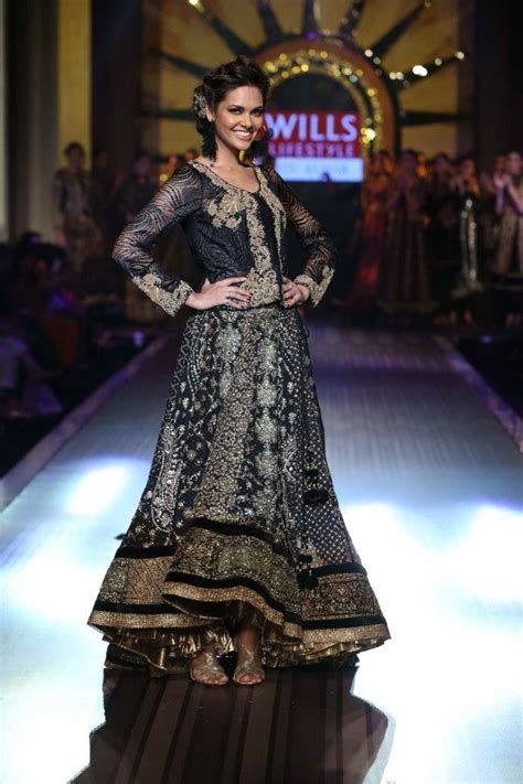 Kohbar India Esha Gupta Scorches The Ramp For Ritu Kumar At Wills Lifestyle India Fashion Week
