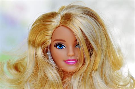 fotos gratis niña cabello jugar modelo rosado juguete peinado juguetón pelo largo de