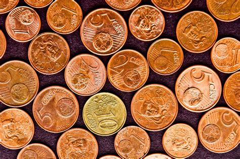 Environ 80% de l'émission des pièces de monnaie en euro d'andorre (2013, 2014, 2015) ont été distribuées parmi les résidents d'andorre à la valeur nominale. Monnaie: L'Irlande dit adieu aux pièces de 1 et 2 centimes ...