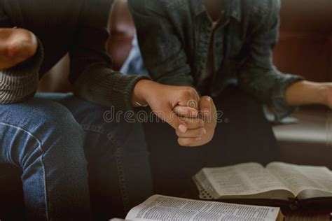 Dos Mujeres Estudiando La Biblia Foto De Archivo Imagen De