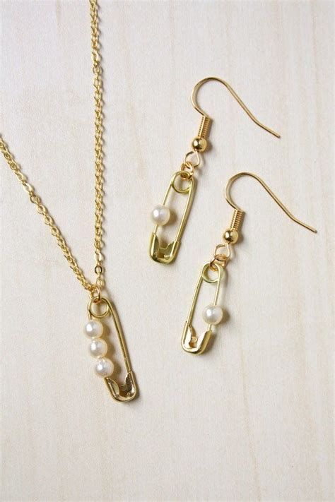 Safety Pin And Pearl Jewellery Pearls Jewelry Diy Safety Pin Jewelry