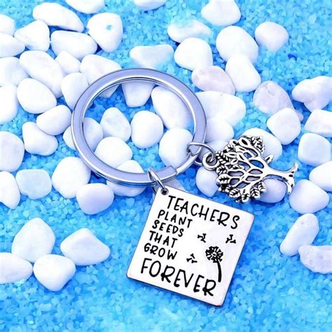Tak seperti perempuan, koleksi kasut lelaki boleh dikira. hadiah hari guru keychain - InfoSantai