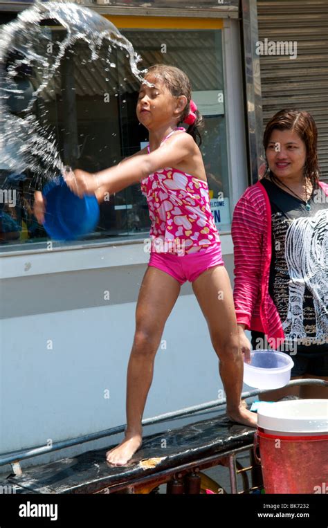Junge Thai M Dchen Wirft Einen Eimer Mit Wasser Am Songkran Festival In
