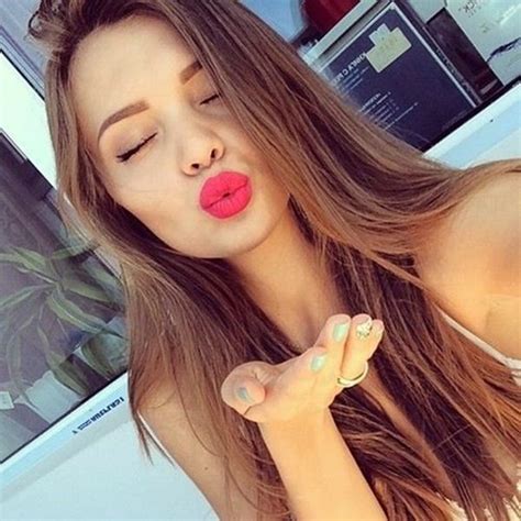 45 cute selfie poses for girls to look super awesome 5 office salt