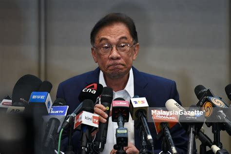 Ikuti sidang media khas oleh presiden pkr, datuk seri anwar ibrahim yang difahamkan akan mengumumkan satu perkara. Raut Wajah Anwar Ibrahim Pada Sidang Media Khas