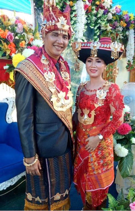 Jun 26, 2021 · tak hanya karya saja, tapi didi kempot juga meninggalkan beberapa hal ciri khasnya, seperti pakaian adat yang kerap digunakannya selama manggung. Pakaian Adat Kalimantan Selatan Banjar - BAJUKU