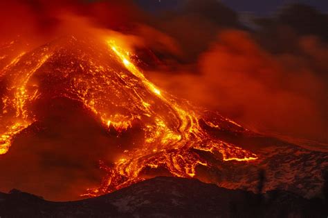 In Pictures Etnas Spectacular New Eruption Volcanoes News Al Jazeera