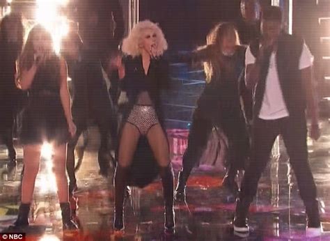 Christina Aguilera Strips Down To Bodysuit On The Voice Daily Mail Online