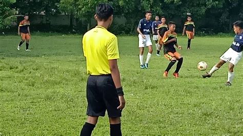 Tendangan bebas dilakukan di tempat terjadinya pelanggaran, terdapat 2 pilihan yang biasa pemain lakukan. Sepak bola SMPN1 Jombang vs SMPN 6 JOMBANG Piala Bupati ...